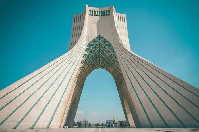 تهرانگردی برج آزادی